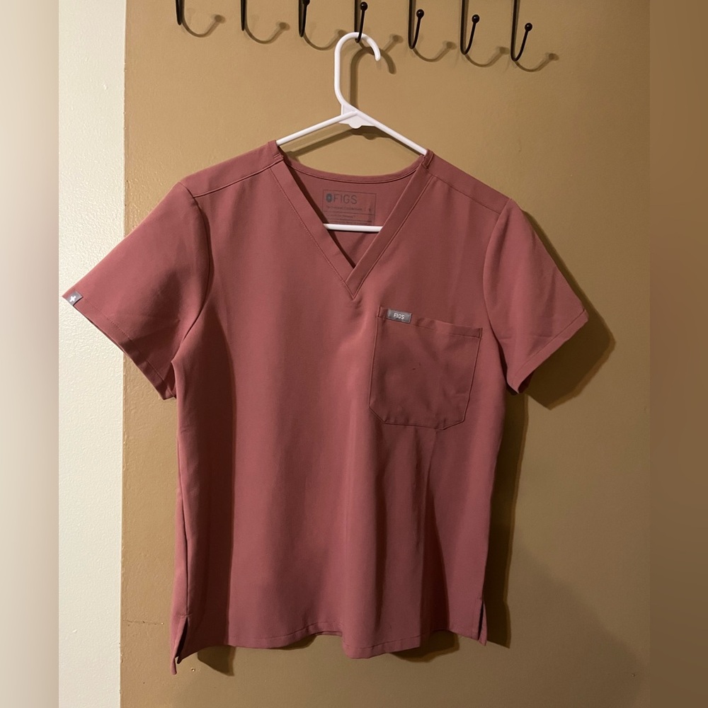 Figs women’s Catarina one pocket scrub top. Mauve size small